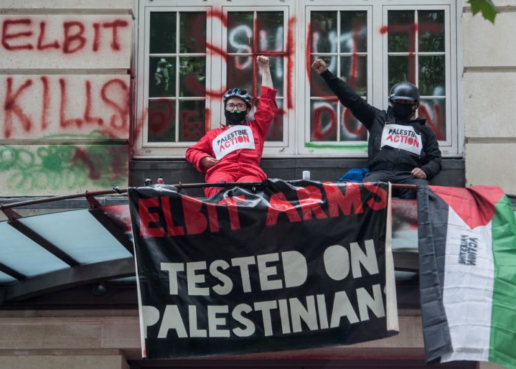 La policía antiterrorista británica detiene a 10 personas tras un violento ataque a una empresa de defensa israelí